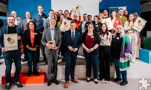 Nach der Preisverleihung stellten sich die Beteiligten sowie die Jury zum Gruppenbild auf, fünfter von links Thomas Hochgürtel von Haus Sonne. Foto: WaveFilm/Kreis Euskirchen