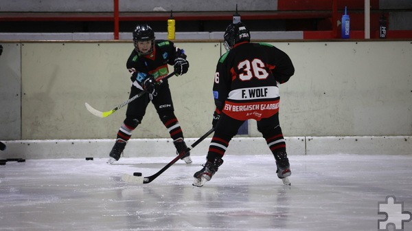 Finn (r.) und Florian Wolf (l.) leben ihren Traum vom Eishockeyspielen. Ihre Eltern bringen die Satzveyer dafür wöchentlich mehrfach zum Training und zu Spielen nach Bergisch Gladbach. Fotos: Rocco Bartsch/pp/Agentur ProfiPress