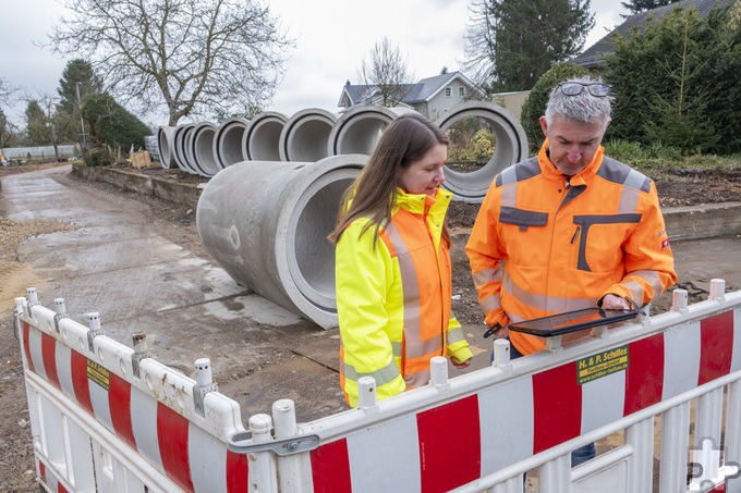 Tauschen sich vor den großen neuen Kanalrohren aus: die städtische Ingenieurin und Projektleiterin Maren Müsch und Werner Regh, Chef der Mechernicher MR Ingenieurgesellschaft. Foto: Ronald Larmann/pp/Agentur ProfiPress