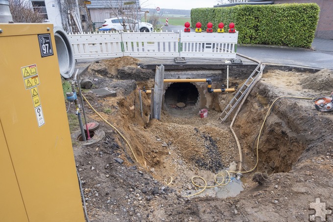 Kürzlich wurde in der Koloniestraße in Antweiler mit den Arbeiten begonnen. Der Durchlass unter der Straße wurde bereits vergrößert, weil künftig Kanalrohre mit einem Durchmesser von 1200 verbaut werden. Foto: Ronald Larmann/pp/Agentur ProfiPress