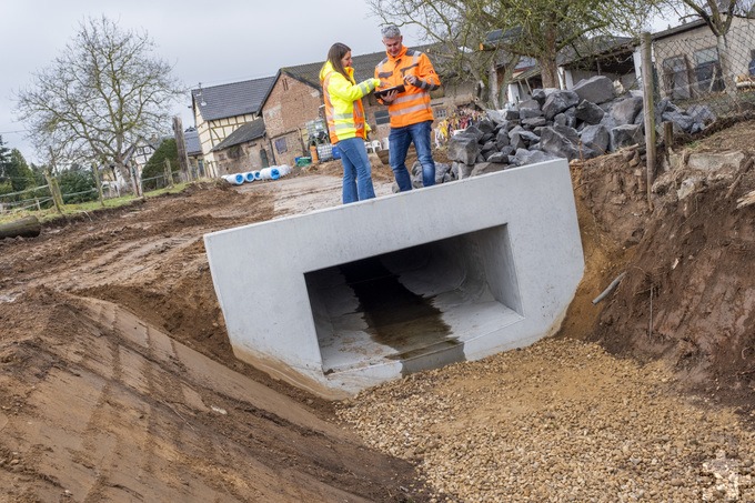 Mit dem neuen, groß dimensionierten Rechteckprofil können nun 2000 bis 3000 Liter Wasser aus der Graf-Schall-Straße in Antweiler abgeleitet werden. Foto: Ronald Larmann/pp/Agentur ProfiPress