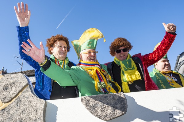 Alaaf im Sunnesching: Bürgermeister Dr. Hans-Peter Schick, Reinhard Kijewski, Vorsitzender des KC Bleifööss und Kämmerer Ralf Claßen grüßten die Jecken am Straßenrand. Foto: Ronald Larmann/pp/Agentur ProfiPress