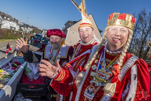 Strahlten mit der Sonne um die Wette und genossen ihren Tulpensonntagszug in vollen Zügen: Prinz Joachim I. (Vossel), Bauer Werner (Echtner) und Jungfrau Johanna (Johann Klöcker). Foto: Ronald Larmann/pp/Agentur ProfiPress