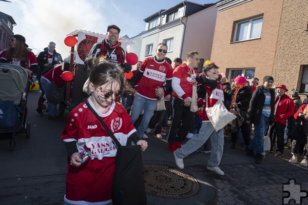 Die Sportler der TuS Mechernich machen nicht nur auf dem Spielfeld eine super Figur, sondern auch beim Tulpensonntagszug. Foto: Ronald Larmann/pp/Agentur ProfiPress