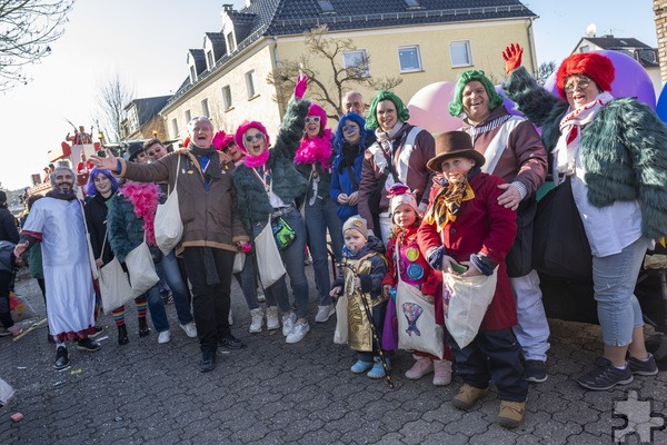 Die Unterstützerinnen und Unterstützer von Prinz, Bauer und Jungfrau machten eine fantastische Figur. Ihre Themen: Willy Wonka, „Time of my live“ und die Vossel-Jungs. Foto: Ronald Larmann/pp/Agentur ProfiPress