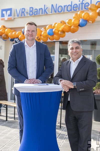 Kompetenz in Sachen Unternehmensnachfolge: Die VR-Bank Nordeifel – hier mit Christoph Nissen (l.) und Jann Es Sebti – sowie das Beraterteam der dhpg laden für Dienstag, 1. April, um 8.30 Uhr zum gemeinsamen Unternehmerfrühstück ins Forum Vogelsang ein. Foto: Ronald Larmann/pp/Agentur ProfiPress