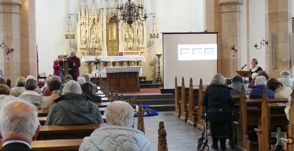 Rund 60 Christinnen beider großen Konfessionen und aus jeweils zwei Bistümern beziehungsweise Kirchenkreisen nahmen jetzt am Ökumenischen Weltgebetstag der Frauen in der Pfarrkirche „St. Severinus in Kommern teil. Foto: Franz Richter/pp/Agentur ProfiPress