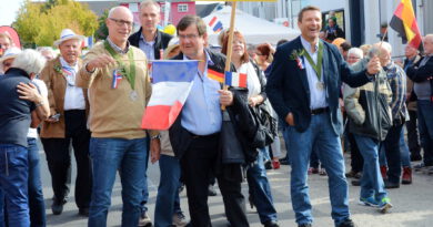 Vereine und Gruppierungen sollen beim 50-Jahr-Stadtfest am 10. August mit durch Mechernich ziehen – wie hier der Freundeskreis Nyons-Mechernich bei der ersten Auflage eines Stadtfestes vor zehn Jahren. Foto: Manfred Lang/pp/Agentur ProfiPress