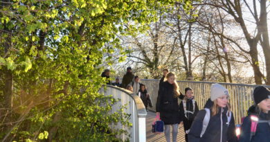 Gemeinsam sicher zur Schule: Mit dem neuen Mechernicher „Fußbus“ sollen die Kinder eine geplante Route bis zur Grundschule laufen können und somit das „morgendliche Getümmel“ auf dem Parkplatz verringern. Fotos: Jakob Seibel/pp/ProfiPress