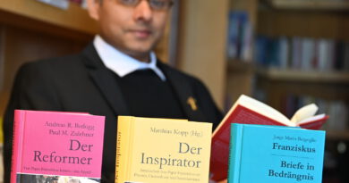 Generalsuperior Jaison Thazhathil und die Papstbücher der Communio: „Franziskus war ein wunderbarer Heiliger Vater, der die Kirche Christi auf völlig andere Weise geführt hat wie seine Vorgänger. Er hat uns viele Impulse und Fingerzeige in die richtige Richtung hinterlassen. Es war nicht seine Aufgabe, sie und sich durchzusetzen. Nun müssen wir seinen Weg gemeinsam fortsetzen…“ Foto: Manfred Lang/pp/Agentur ProfiPress