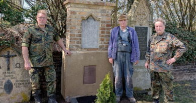 Das Antweilerner Kriegergrab mit orthodoxem Kreuz und in kyrillischer Schrift gehaltener Gedenkplatte restaurierten (v.l.) die Bundeswehr-Reservisten Holger Witzsche, Karl Robert Lang und Karl-Heinz Cuber. Foto: Privat/pp/Agentur ProfiPress