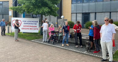 Jeden Montagabend zwischen 18 und 19 Uhr versammeln sich Frauen und Männer vor dem Mechernicher Rathaus, um sich zur „lebendigen Demokratie“ zu bekennen und gegen die Entfaltung rechter Kräfte im Land zu demonstrieren. Foto: Privat/pp/Agentur ProfiPress