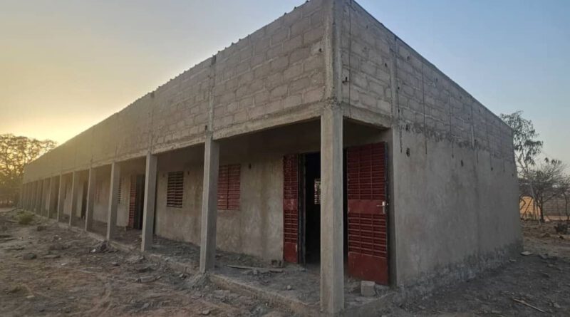 Der Bau der Mädchenschule in Piéla ist fast fertig: Mit Unterstützung aus des Bad Münstereifeler Partnerschaftsvereins ist dort ein Gebäude mit vier Klassen und Platz für rund 250 Schülerinnen entstanden. Foto: privat/pp/Agentur ProfiPress