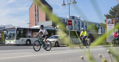 Blauer Himmel, Sonnenschein und die Kulisse des Mechernicher Bahnhofs: Beim Raderlebnistag freuten sich die Teilnehmerinnen und Teilnehmer über perfekte Bedingungen zum Radeln durch die Nordeifel. Foto: Ronald Larmann/pp/Agentur ProfiPress
