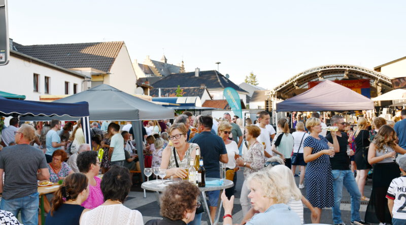 Ein kostenloses Seminar über Veranstaltungssicherheit für Vereine aus der Stadt Mechernich bietet die Ehrenamtsagentur des Kreises Euskirchen am Dienstag, 6. Mai, von 18 bis 20 Uhr im Nettersheimer Kloster an. Hier ein Bild vom Mechernicher Stadtfest 2022 in Kommern. Archivfoto: pp/Agentur ProfiPress