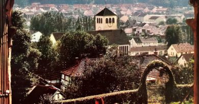 Im Kreisjahrbuch 1976 wurde die Stadtwerdung Mechernichs gewürdigt, die ein Jahr zuvor erfolgt war. In seinem Ostergruß freut sich Bürgermeister Dr. Hans-Peter Schick auf die Feierlichkeiten zum 50. Geburtstag. Repro: Larmann/pp/Agentur ProfiPress