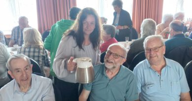 Bei vergangenen Treffen der Lahmeyer-Familie war die Stimmung gut. Damals reichte Mechatronics-Mitarbeiterin Silvia Großmann den Rentnern Conrad Reinartz (v.l.), Erwin Wienand und Günther Kratz Kaffee. Foto: privat/pp/Agentur ProfiPress