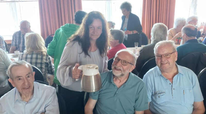 Bei vergangenen Treffen der Lahmeyer-Familie war die Stimmung gut. Damals reichte Mechatronics-Mitarbeiterin Silvia Großmann den Rentnern Conrad Reinartz (v.l.), Erwin Wienand und Günther Kratz Kaffee. Foto: privat/pp/Agentur ProfiPress