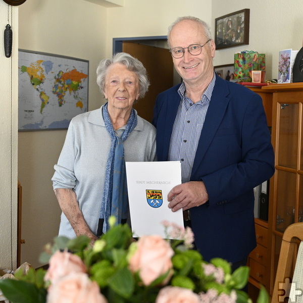 100 Lebensjahre konnte Edith Stief aus Mechernich kürzlich feiern. Feierlich überreichte ihr der Mechernicher Bürgermeister Dr. Hans-Peter Schick zu diesem Anlass Urkunden sowie Blumen und schwelgte mit ihr in ihrer Vergangenheit. Foto: Henri Grüger/pp/Agentur ProfiPress
