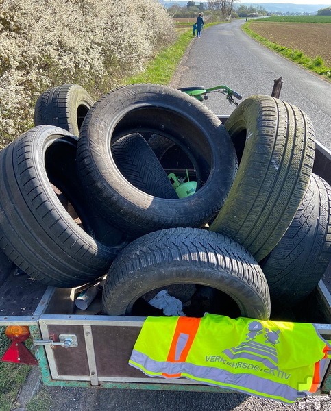 Auch nicht mehr gebrauchte Autoreifen warfen Umweltsünder achtlos in die Landschaft. Wachendorfer Kinder und Eltern mussten sie bergen und entsorgen. Foto: Thomas Helmling/pp/Agentur ProfiPress