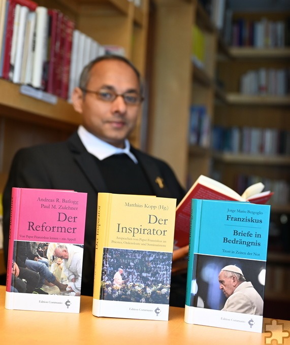 Generalsuperior Jaison Thazhathil und die Papstbücher der Communio: „Franziskus war ein wunderbarer Heiliger Vater, der die Kirche Christi auf völlig andere Weise geführt hat wie seine Vorgänger. Er hat uns viele Impulse und Fingerzeige in die richtige Richtung hinterlassen. Es war nicht seine Aufgabe, sie und sich durchzusetzen. Nun müssen wir seinen Weg gemeinsam fortsetzen…“ Foto: Manfred Lang/pp/Agentur ProfiPress