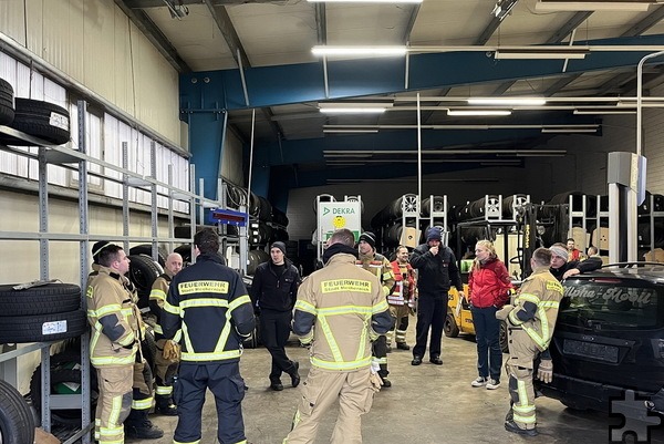 Noch vor Ort erfolgte eine Nachbesprechung in der Werkstatt durch Übungsbeobachter. Der Fokus lag auf dem Vorgehen im Gefahrenbereich unter Atemschutz mit Menschenrettung unter Explosionsgefahr. Foto: Feuerwehr/pp/Agentur ProfiPress