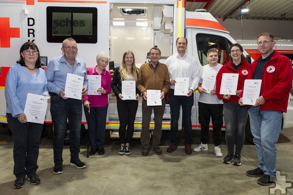 Langjährige Mitglieder wurden geehrt: Elisabeth Krause (v.l.), Hermann, Josef Hermanns, Margarethe Haag, Moureen Dreymüller, Herbert Schmitz, Lars Klein, Lukas Cremer, Vanessa Siebertz und Christian Schmitz. Foto: Ronald Larmann/pp/Agentur ProfiPress