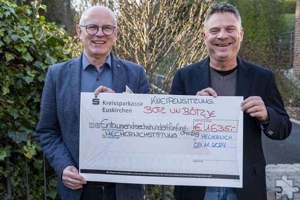 Erst gelacht und gefeiert, jetzt gespendet: Den Erlös aus der Mechernicher Kneipensitzung überreichte Hans-Dieter Hahn-Möseler (r.) an Ralf Claßen, den Vorsitzenden der Mechernich-Stiftung. Foto: Ronald Larmann/pp/Agentur ProfiPress