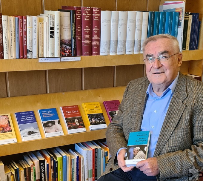 Pater Rudolf Ammann ISch, der Spiritual der Communio und Verantwortliche für die Buchveröffentlichungen der Gemeinschaft, mit Jorge Mario Bergoglios Buch „Briefe in Bedrängnis“, einer Sammlung von „Schriften ignatianischer Spiritualität“, so die Herausgeber Antonio Spadaro und Diego Fares, beide Jesuiten und Redakteure von „La Civiltà Cattolica“ in Rom. Das Buch enthält fünf Briefe des Papstes und acht Schreiben der früheren Jesuitengeneräle Lorenzo Ricci (1703-1775) und Jan Roothaan (1785-1853). Archivfoto: Kirsten Röder/pp/Agentur ProfiPress
