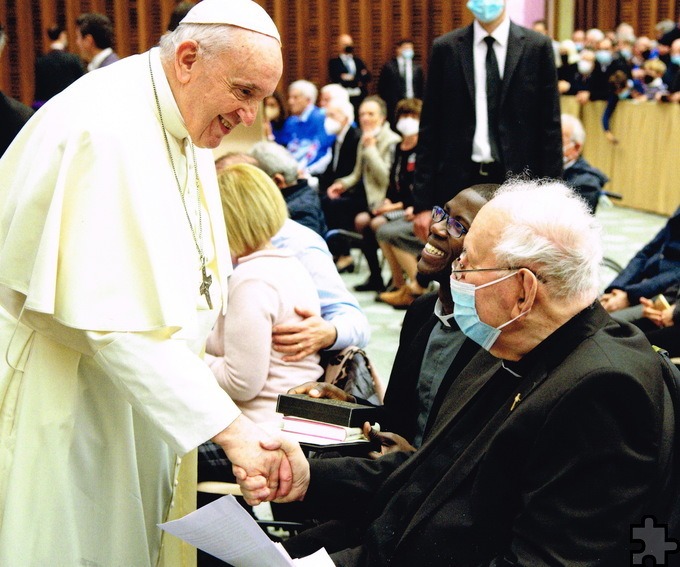 Ein historischer Augenblick: Der Mechernicher Communio-Obere Karl-Heinz Haus übergibt Papst Franziskus Gründungskreuz, Ordensregel und Sendschreiben des am 8. Dezember 1984 in Mechernich gegründeten Ordo Communionis in Christo. Foto: Vatican Media/pp/Agentur ProfiPress