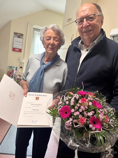 Auch Leo Wolter, Stellvertreter des Euskirchener Landrates Markus Ramers, ließ sich einen Besuch samt Glückwünschen nicht nehmen. Foto: Privat/pp/Agentur ProfiPress