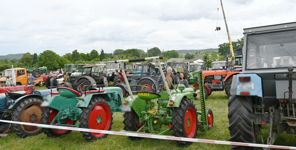 Auf den Wiesen und Weiden am Ortsrand von Lückerath Richtung Bescheid waren beim alle zwei Jahre stattfindenden Treckertreffen diesmal bis zu 250 Traktoren und Unimogs aufgefahren worden. Foto: Manfred Lang/pp/Agentur ProfiPress