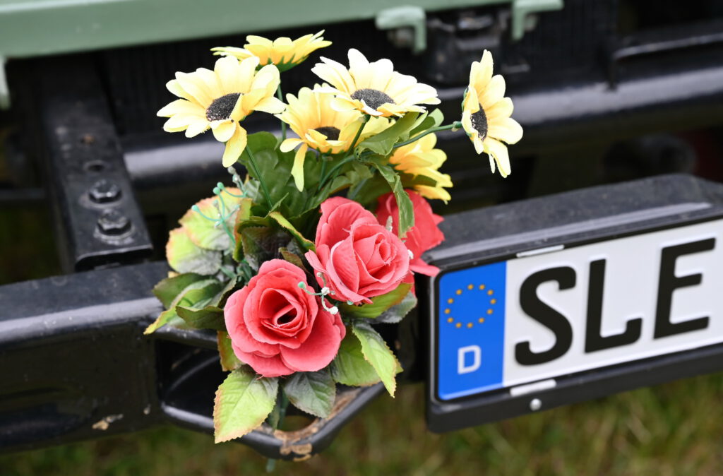 Mit einem Blumenangebinde hatte dieser Teilnehmer das Nummernschild seines fahrbaren Untersatzes für die Reise nach Lückerath ausstaffiert. Foto: Manfred Lang/pp/Agentur ProfiPress