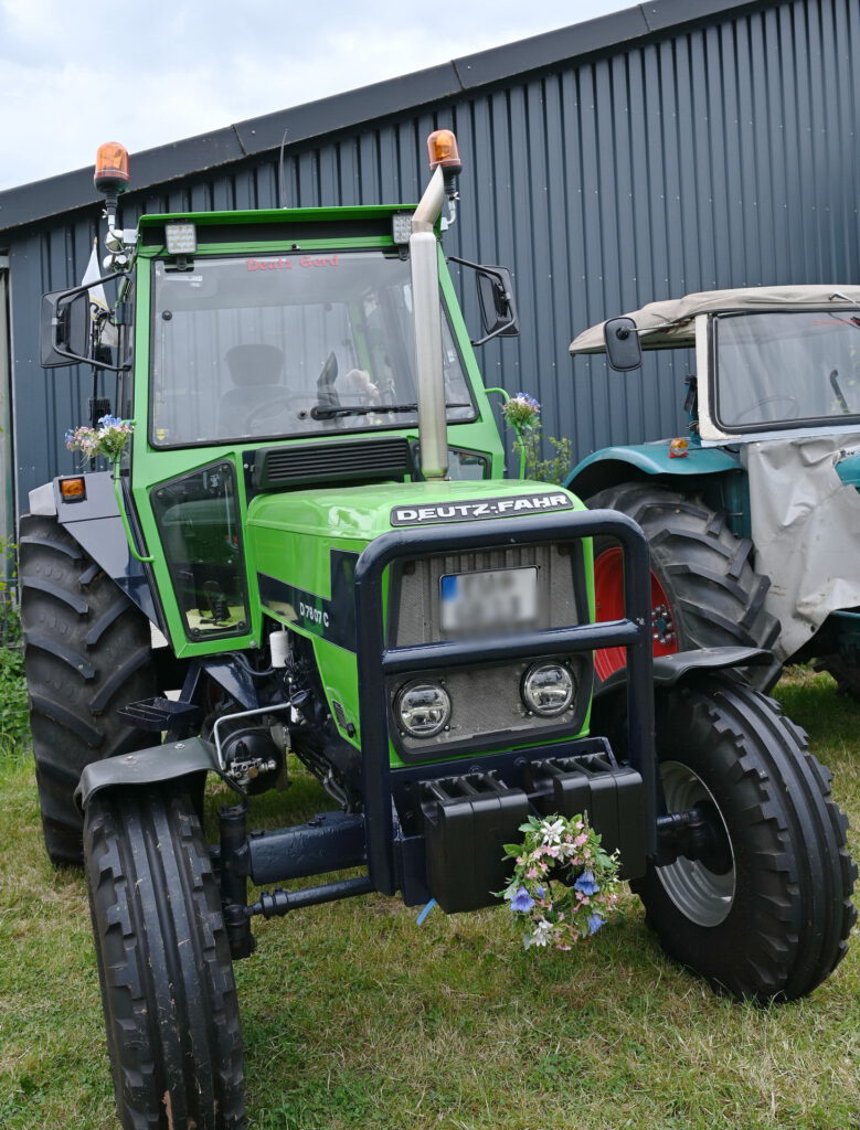 Gleich drei Blumensträuße waren an diesem 80er Deutz aus den 90er Jahren angebracht worden. Foto: Manfred Lang/pp/Agentur ProfiPress