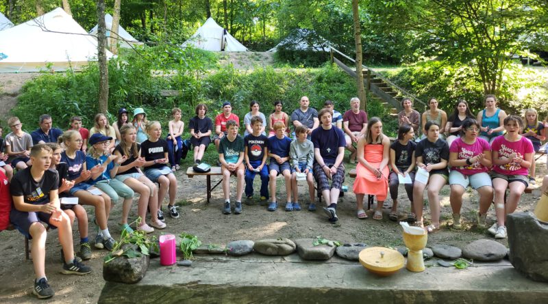Mit dem ehemaligen Jugendseelsorger Hardy Hawinkels feiern die Kinder und Jugendlichen jedes Jahr im Zeltlager „Camp St. Agnes“ einen Gottesdienst. Foto: Manfred Lang/pp/Agentur ProfiPress