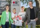 Ziehen nicht nur gemeinsam am Plakat, sondern auch an einem Strang für die nächste Blutspende am 5. Juni im Euskirchener Rotkreuz-Zentrum: Die AOK-Mitarbeiter Daniela Heider (l.) und Jürgen Schneider sowie die DRK-Ehrenamtler Angelika Gräber-Stupp (2.v.l.) und Edeltraud Engelen. Foto: Ronald Larmann/pp/Agentur ProfiPress
