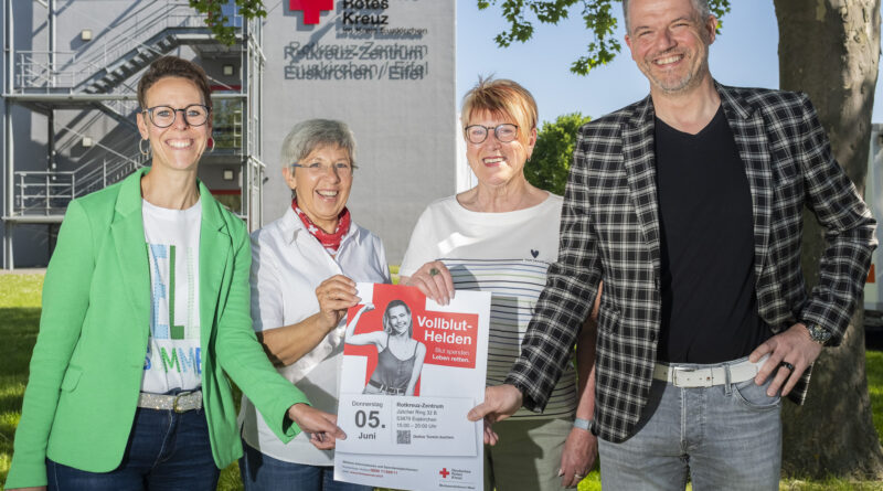 Ziehen nicht nur gemeinsam am Plakat, sondern auch an einem Strang für die nächste Blutspende am 5. Juni im Euskirchener Rotkreuz-Zentrum: Die AOK-Mitarbeiter Daniela Heider (l.) und Jürgen Schneider sowie die DRK-Ehrenamtler Angelika Gräber-Stupp (2.v.l.) und Edeltraud Engelen. Foto: Ronald Larmann/pp/Agentur ProfiPress