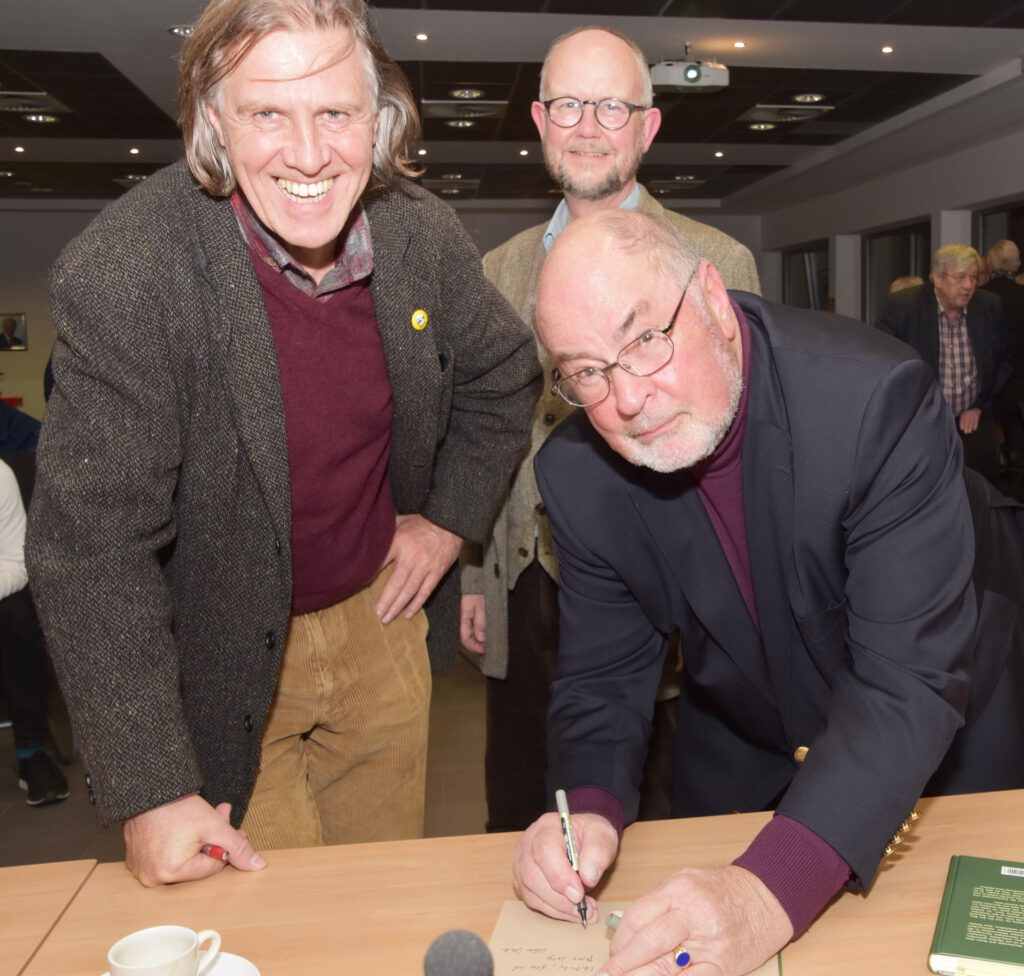 Klaus Vater (r.) signiert bei der Buchvorstellung im Mechernicher Rathaus „Bergstraße“ für seine Autorenkollegen Norbert Scheuer und Ralf Kramp (v.l.). Jetzt liest der gelernte Redakteur und langjährige Ministerial- und Regierungssprecher im Ambulanten Zentrum am Krankenhaus aus seinen autobiografischen Erzählungen. Foto: Manfred Lang/pp/Agentur ProfiPress