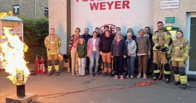 Unter dem Motto „Frauenpower gegen die Flammen“ lud die Weyerer Feuerwehr vor allem die örtliche Damenwelt plus Partner zu einer Schulung ans Gerätehaus. Foto: Feuerwehr/pp/Agentur ProfiPress