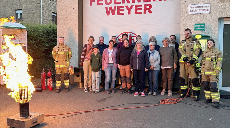 Unter dem Motto „Frauenpower gegen die Flammen“ lud die Weyerer Feuerwehr vor allem die örtliche Damenwelt plus Partner zu einer Schulung ans Gerätehaus. Foto: Feuerwehr/pp/Agentur ProfiPress