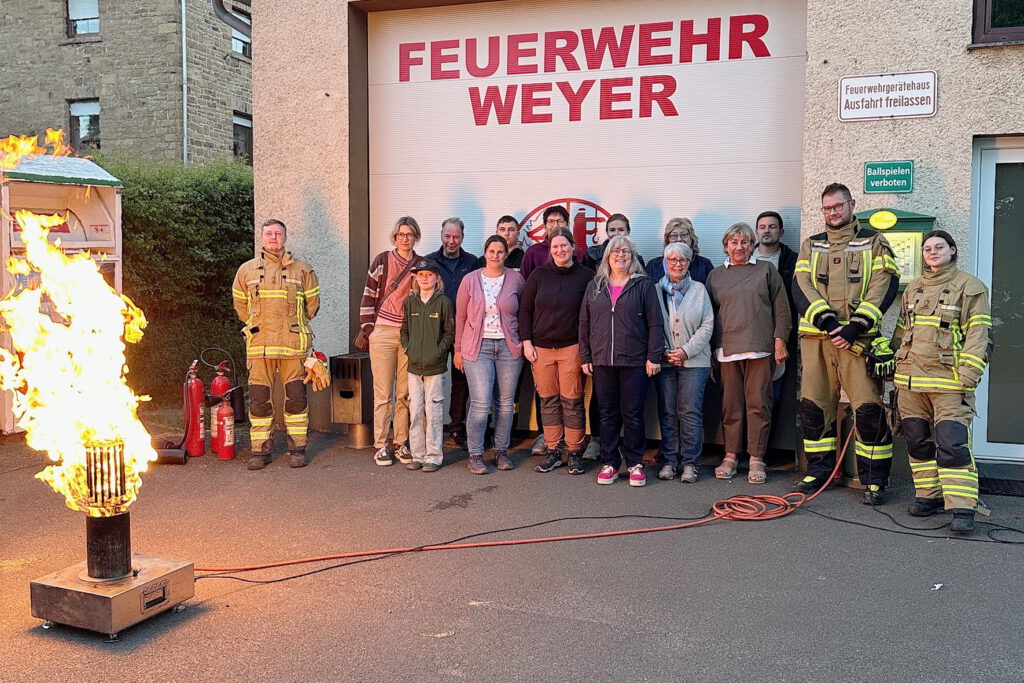 Unter dem Motto „Frauenpower gegen die Flammen“ lud die Weyerer Feuerwehr vor allem die örtliche Damenwelt plus Partner zu einer Schulung ans Gerätehaus. Foto: Feuerwehr/pp/Agentur ProfiPress