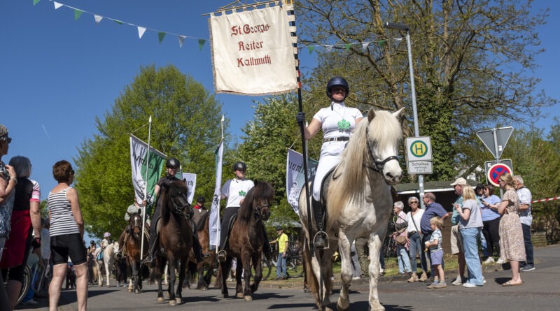 Mit Standarte und Fahnen führten die St. Georgsreiter Kallmuth die Prozession an, die wieder zahlreiche Pilger, Gläubige und Schaulustige in den Mechernicher Ort gelockt hatten. Foto: Ronald Larmann/pp/Agentur ProfiPress