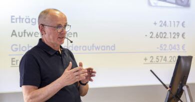 „Wir konnten den Haushalt gegenüber dem Entwurf um 2,57 Millionen Euro verbessern“, berichtete Kämmerer Ralf Claßen zu Beginn der Debatte über die Änderungen, die sich seit der Einbringung ergeben hatten. Foto: Ronald Larmann/pp/Agentur ProfiPress