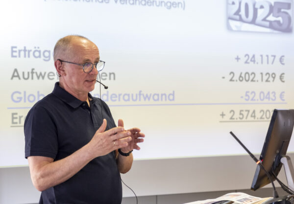 „Wir konnten den Haushalt gegenüber dem Entwurf um 2,57 Millionen Euro verbessern“, berichtete Kämmerer Ralf Claßen zu Beginn der Debatte über die Änderungen, die sich seit der Einbringung ergeben hatten. Foto: Ronald Larmann/pp/Agentur ProfiPress