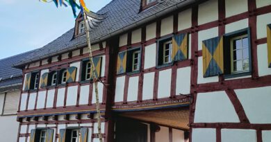 Der denkmalgeschützte Hof Thomas in Hostel lädt beim Hoffest am Wochenende des 24. und 25. Mai, jeweils ab 10 Uhr, zum Besuch ein. Im Innenhof bauen die Aussteller ihre kunsthandwerklichen Angebote in einem tollen Ambiente auf. Foto: Veranstalter/pp/Agentur ProfiPress