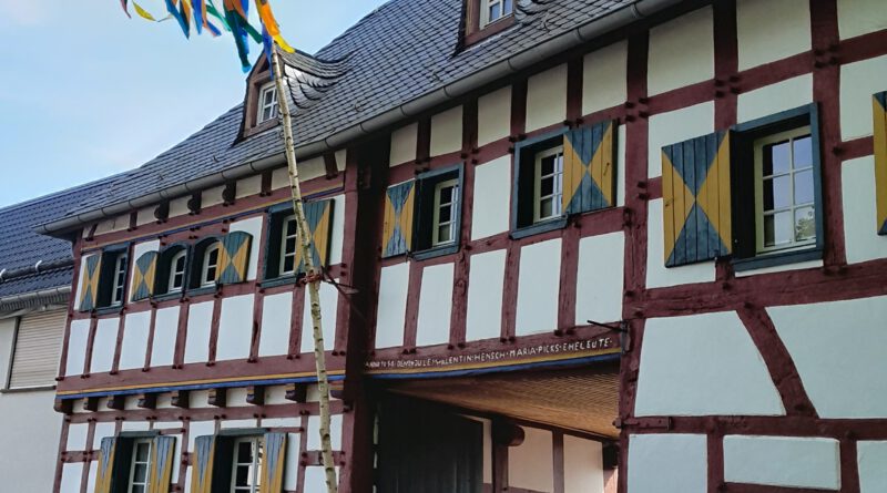 Der denkmalgeschützte Hof Thomas in Hostel lädt beim Hoffest am Wochenende des 24. und 25. Mai, jeweils ab 10 Uhr, zum Besuch ein. Im Innenhof bauen die Aussteller ihre kunsthandwerklichen Angebote in einem tollen Ambiente auf. Foto: Veranstalter/pp/Agentur ProfiPress