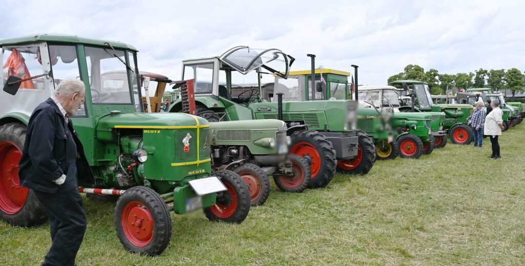 Alte Traktoren der Marken Deutz und Fendt sowie zwei Unimogs und ein John Deere dominierten diese Reihe auf dem umfangreichen Ausstellungsgelände. Foto: Manfred Lang/pp/Agentur ProfiPress