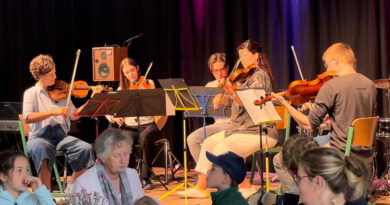 Am Muttertag, 11. Mai, spielt Jana Matyasova, Musik- und Deutschlehrerin an der Gesamtschule Mechernich, gemeinsam mit ihren Schülerinnen und Schülern ein Konzert. Dieses beginnt ab 13 Uhr und ist ebenfalls kostenfrei.