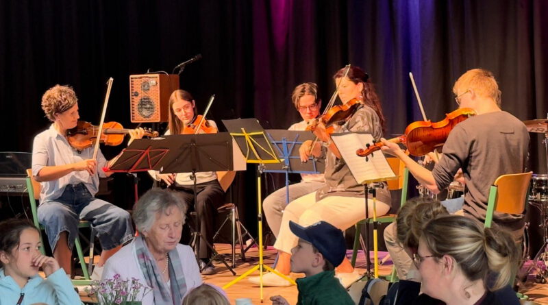 Am Muttertag, 11. Mai, spielt Jana Matyasova, Musik- und Deutschlehrerin an der Gesamtschule Mechernich, gemeinsam mit ihren Schülerinnen und Schülern ein Konzert. Dieses beginnt ab 13 Uhr und ist ebenfalls kostenfrei.