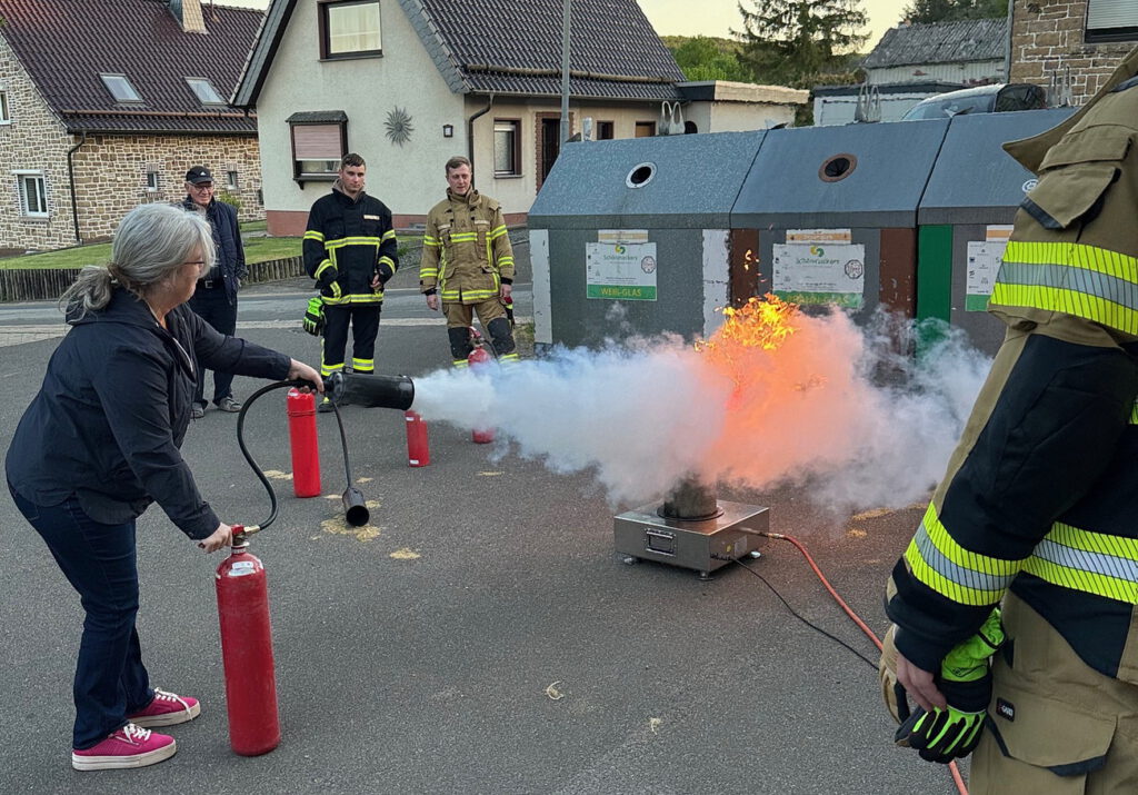 Beim praktischen Teil des Frauenpower-Abends bewiesen die Teilnehmerinnen und ihre Männer Mut und Entschlossenheit im Umgang mit Feuern und Feuerlöschern. Foto: Feuerwehr/pp/Agentur ProfiPress